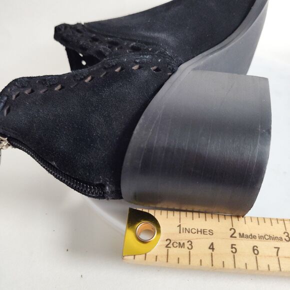 Steve Madden Java Suede Black Ankle Boots Size 6 Laser Cut Design V-Cut Side Zip - Picture 10 of 10